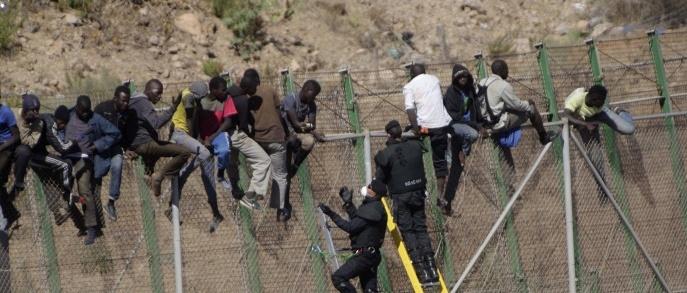На границе Испании мужчина с криком «Аллах акбар» напал на полицейских