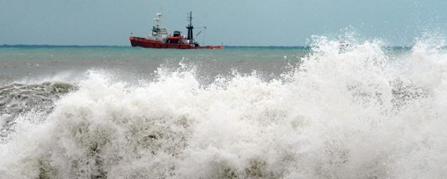 Поиски экипажа затонувшего сухогруза в Черном море осложнены непогодой