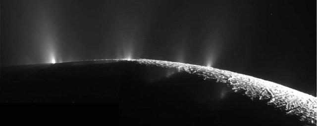 Под поверхностью спутника Сатурна существует огромный океан