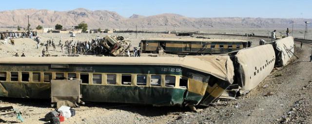 В Пакистане сошел с рельсов пассажирский поезд