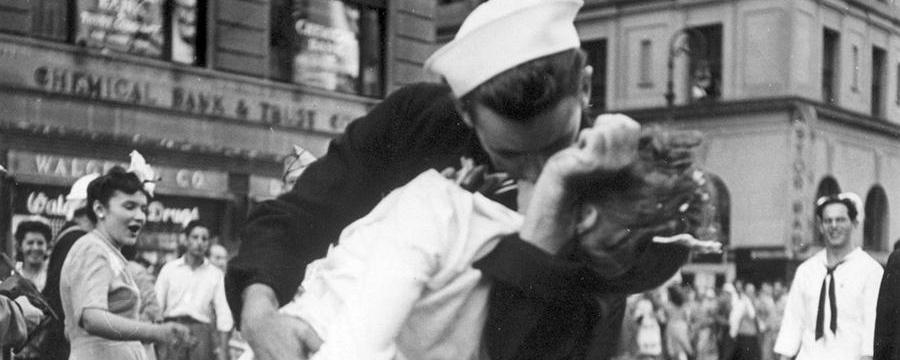 Запечатленный на известном фото «Поцелуй» ветеран ВМС США Мендонса умер