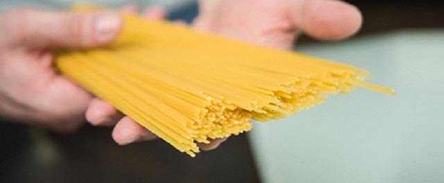 Переламывать спагетти ровно посредине будет специальный аппарат