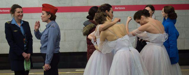 В петербургском метрополитене станцевали балерины