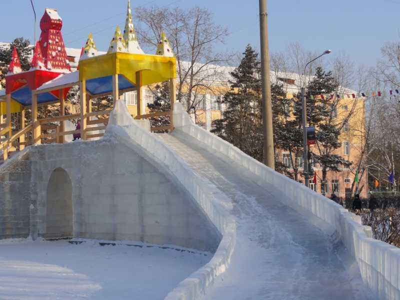 В центре Иванова установили две горки для зимнего катания