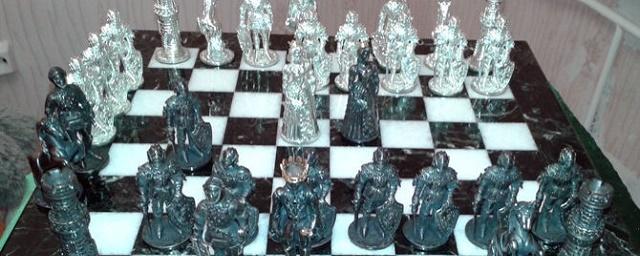 Красноярец погасил долг по алиментам шахматами из серебра