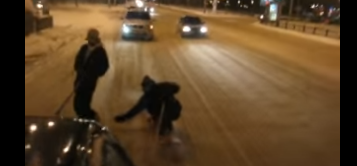 Полиция Новокузнецка ищет катавшихся по дорогам сноубордистов