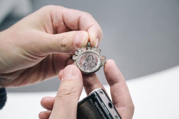 Ученые обнаружили в Сибири уникальную иконку-медальон