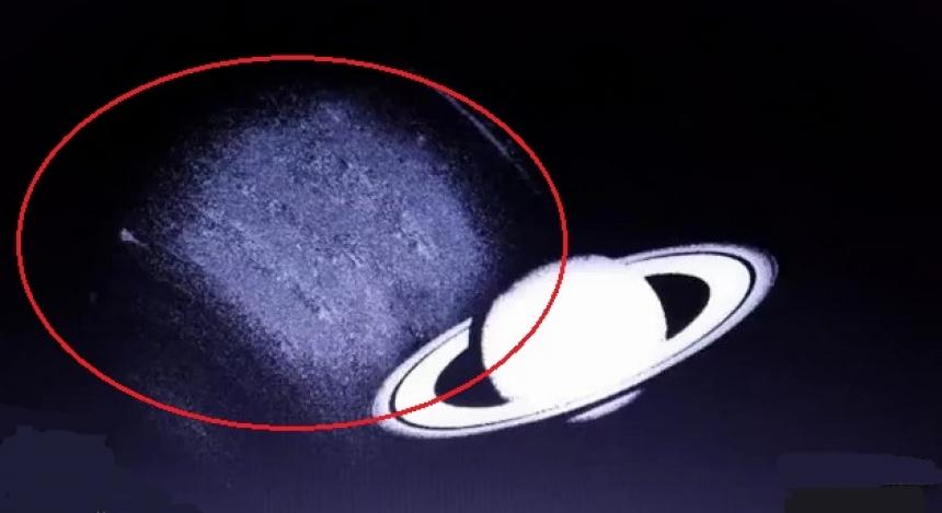 Астрономы обнаружили за Сатурном неизвестный светящийся объект