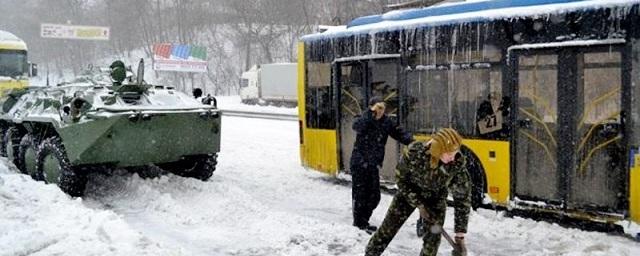 В Москве к уборке снега на улицах привлечена военная техника