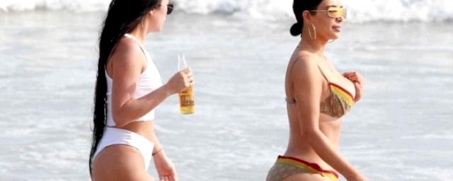 Сеть взорвали фото Ким Кардашьян на пляже без «фотошопа»