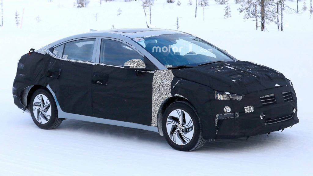 Электрическую версию седана Hyundai Elantra заметили на тестах‍