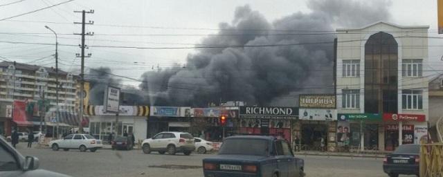 В Махачкале пожарные тушат рынок на улице Ирчи Казака