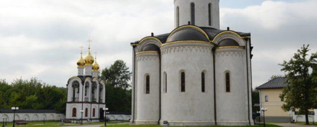 Патриарх Кирилл освятил храм Трех святителей в Москве
