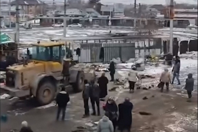 В Новосибирске трактор решительно снес нелегальные точки мигрантов на рынке, горожане поддержали действия водителя