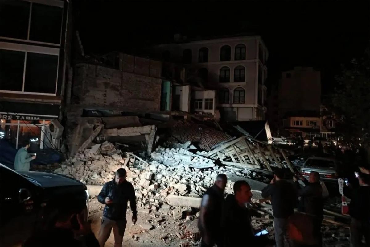 В провинции Балыкесир при землетрясении обрушились три дома и магазин, жертв нет