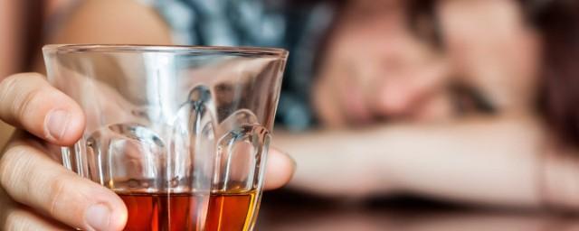 Ученые из США выяснили причину сонливости у пьяных людей