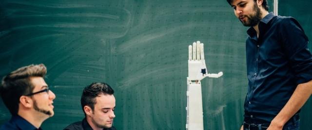 В Бельгии на 3D-принтере напечатали руку-сурдопереводчика