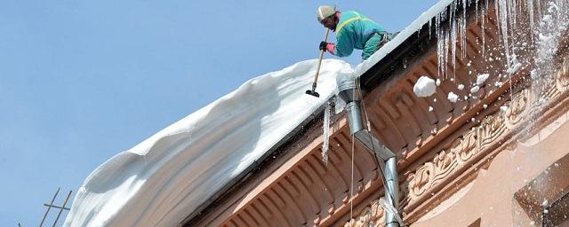 Соколов распорядился усилить работу по очистке крыш домов от снега