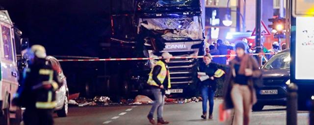 В Берлине грузовик въехал в толпу на рождественском рынке, есть жертвы