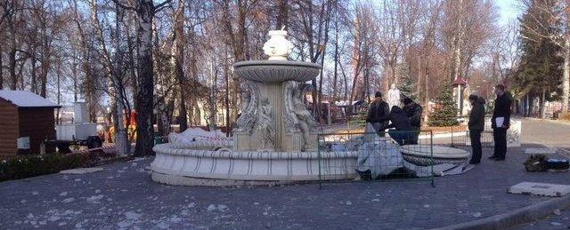 На парня упал фонтан: полиция опубликовала видео с камер наблюдения