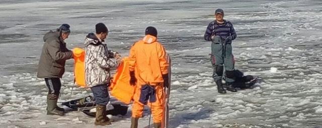 В Казани спасатели сняли с льдины шестерых рыбаков