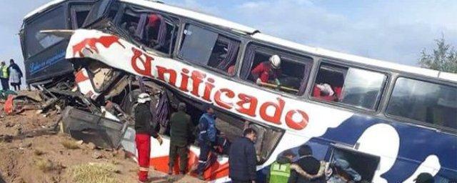 В Боливии автобус с пассажирами влетел в скалу, погибло 17 человек