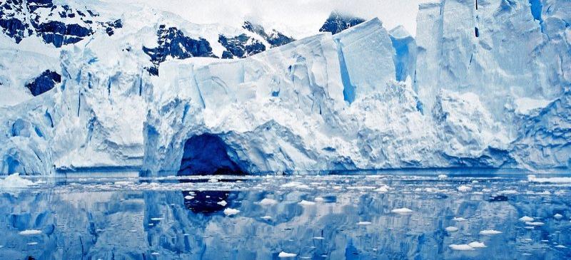 Ученые из РФ исследуют уникальный голубой лед Антарктиды