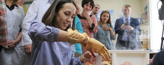 В Казани потерявшей кисть студентке установили уникальный протез