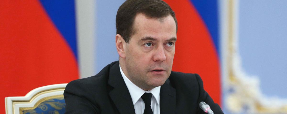 Медведев назвал санкции США против банков РФ объявлением торговой войны