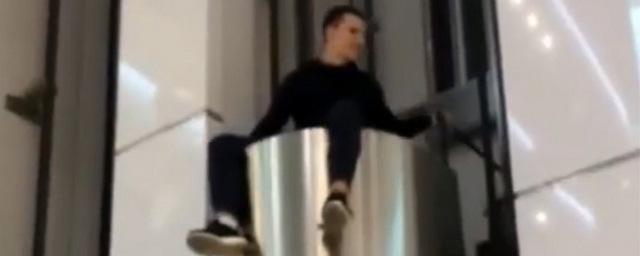 Молодой новосибирец прокатился на крыше лифта в ТЦ