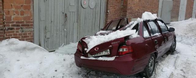 В Екатеринбурге упавшая с крыши глыба льда раздавила автомобиль