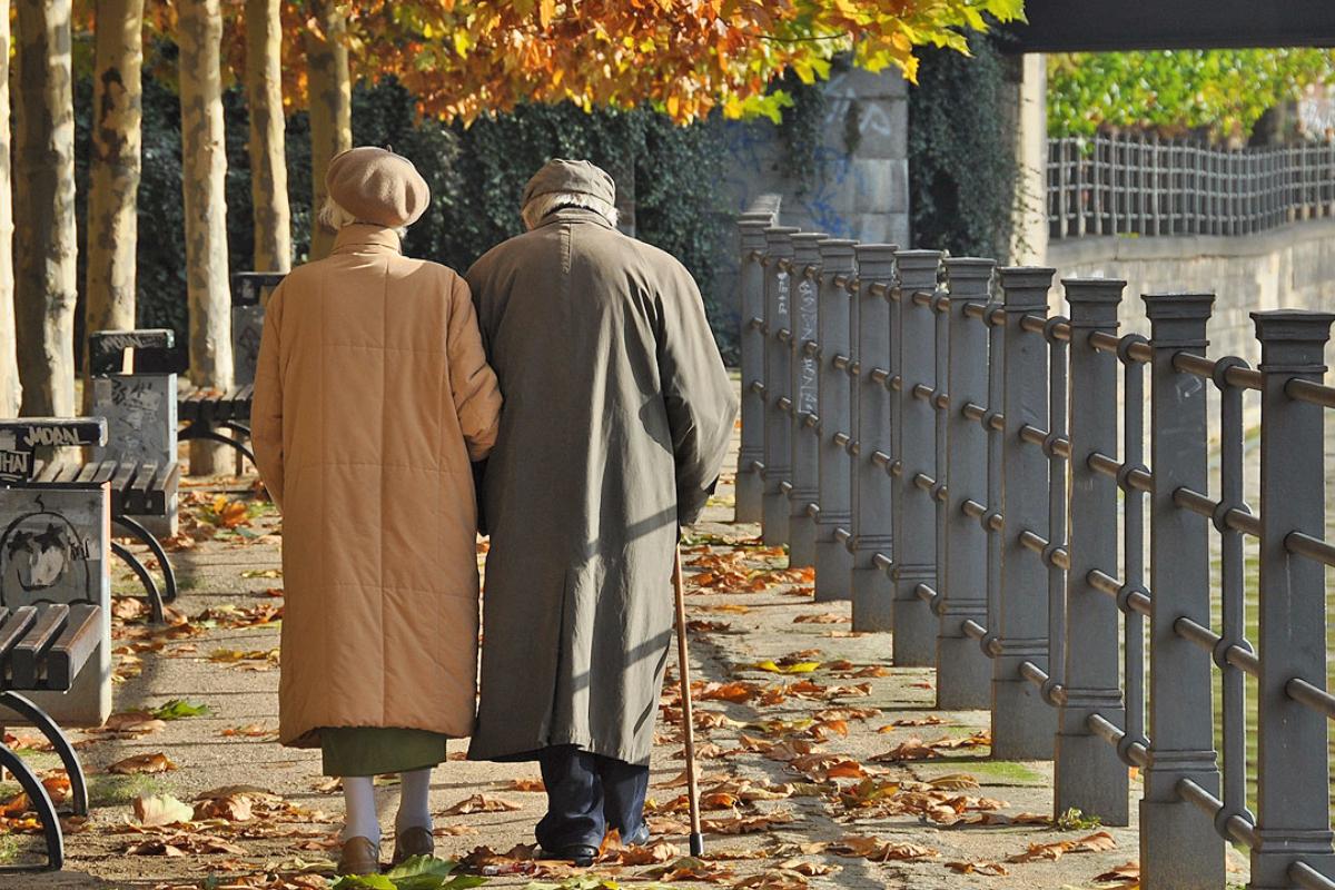 Ученые выяснили, почему в старости люди тише ходят
