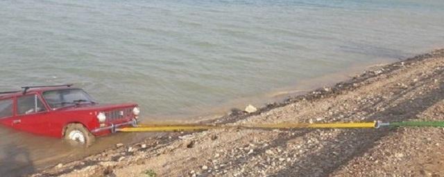 В Крыму спасатели достали из водохранилища затонувшую машину