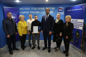 Глава г.о. Чехов Михаил Собакин вручил жилищные сертификаты детям-сиротам