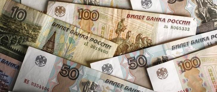 Банк России снизил курсы евро и доллара более чем на 1 рубль