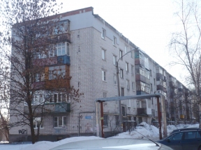 В Нижнем Новгороде с балкона пятого этажа рухнула ледяная глыба