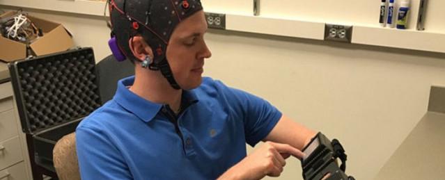 Ученые США создали шлем, позволяющий управлять парализованными руками