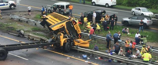 В США в аварию попал автобус детской футбольной команды, есть погибшие