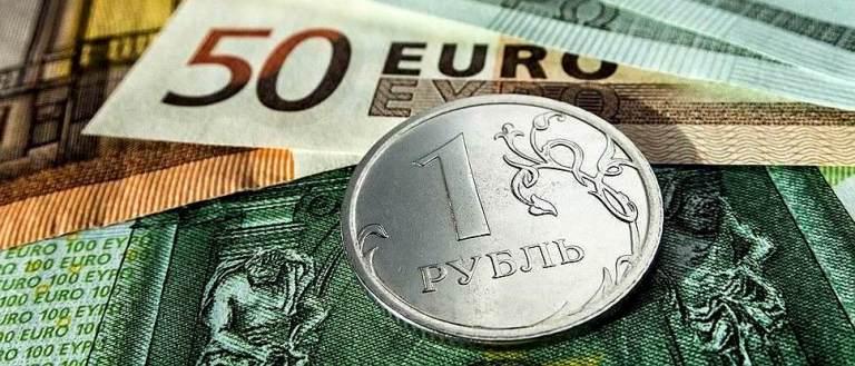 Банк России укрепил официальный курс рубля