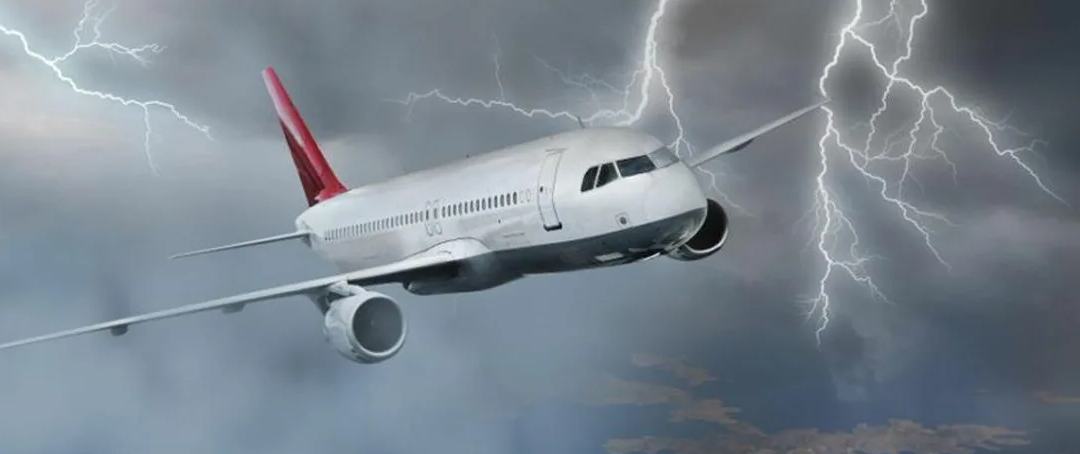 В самолет, летевший из Германии в Турцию, ударила молния