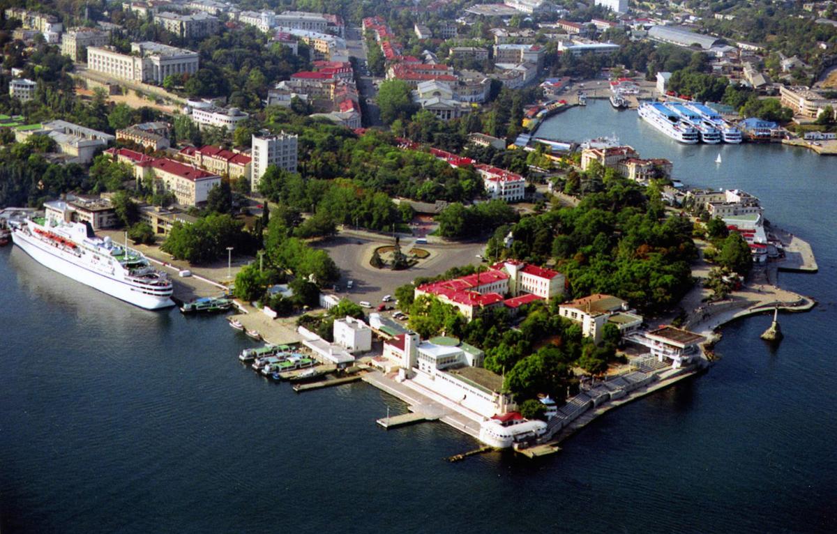 Суд Севастополя постановил снести самострои у моря