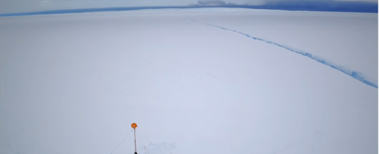 Ученые сняли на видео трещину в Антарктиде длиной в 40 км