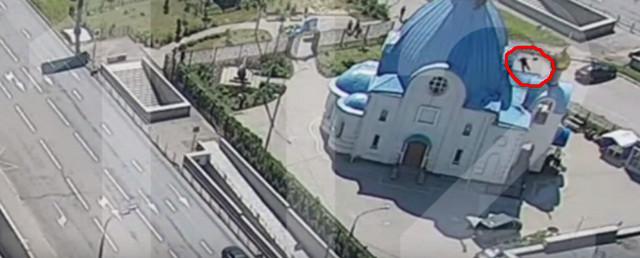В Москве реставратор сорвался с купола храма