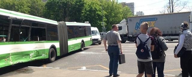 В Подмосковье КАМАЗ протаранил автобус, пострадали пять человек