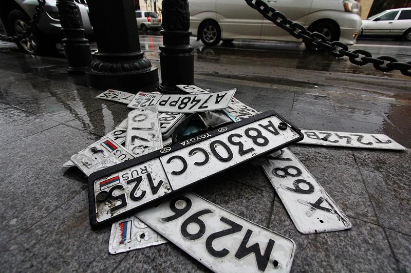 В Севастополе автолюбитель обнаружил в луже 10 номерных знаков