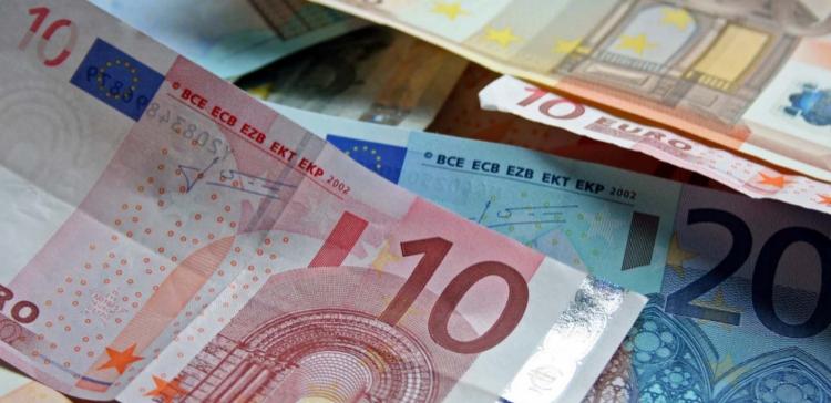 Официальный курс евро снова поднялся выше 70 рублей