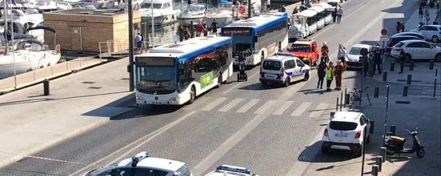 В Марселе автомобиль врезался в две остановки для автобусов