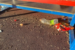 Хулиганы завалили мусором школьный стадион в Локне, власти намерены найти и наказать злоумышленников