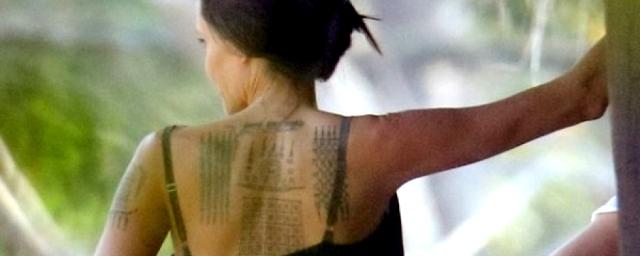 Анджелина Джоли сделала три новые татуировки на спине