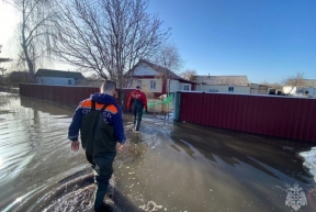 Более тысячи спасателей борются с последствиями паводков в Алтайском крае